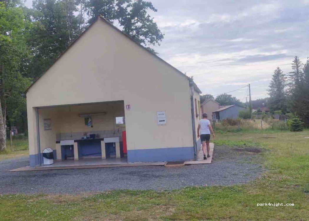 Aire de camping-car de Neuvy-sur-Barangeon — foto 2