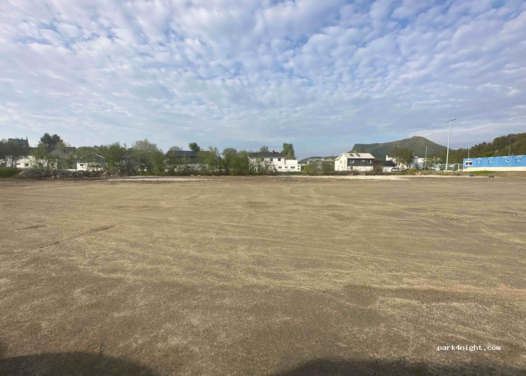 (8300) Svolvær - 8 Idrettsveien — foto