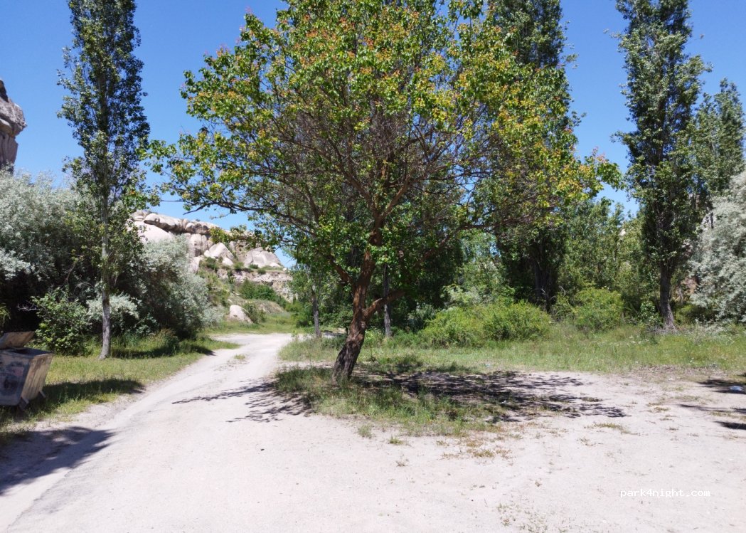 () Göreme - Zelve Vadisi yolu — foto 2