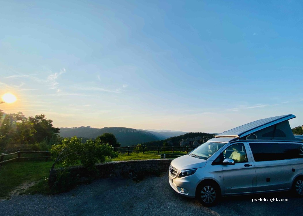 (12100) La Roque-Sainte-Marguerite - Unnamed Road — foto