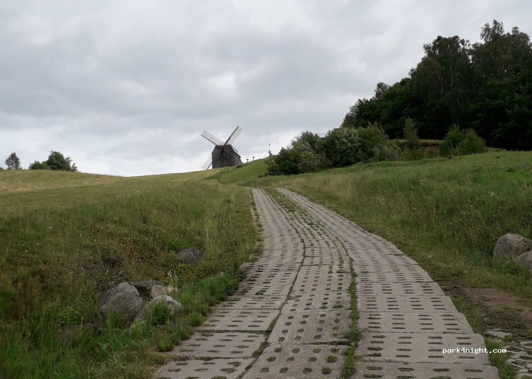 (83-300) Grzebieniec - Unnamed Road — foto
