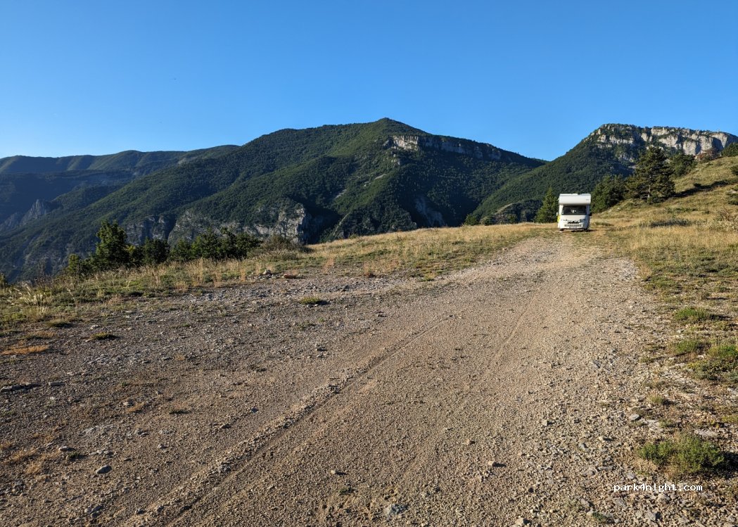 (04240) Saint-Benoît - Unnamed Road — foto 2