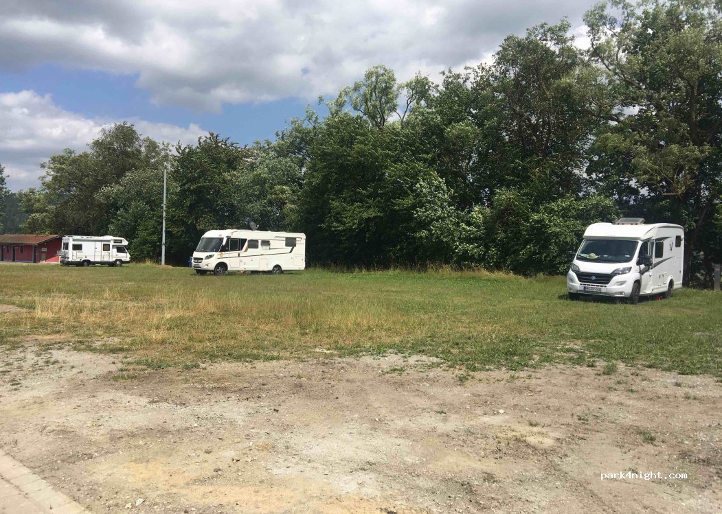 Stellplatz Wohnwagen und Wohnmobile — foto