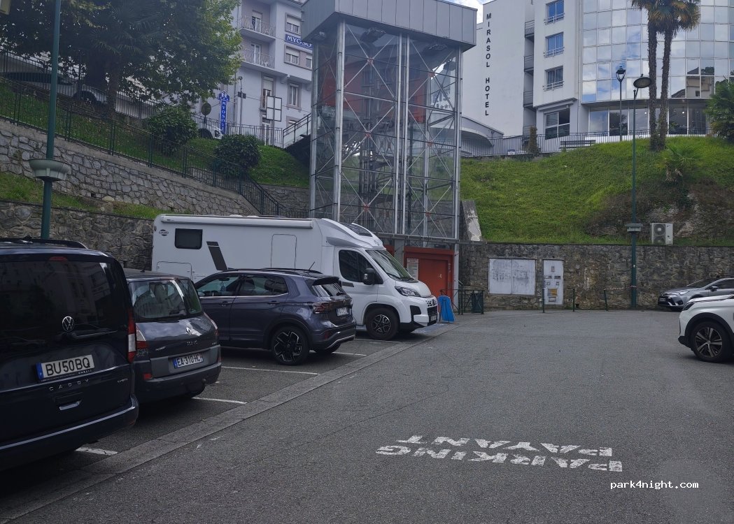 (65100) Lourdes - 1 Place Merlasse — foto 5