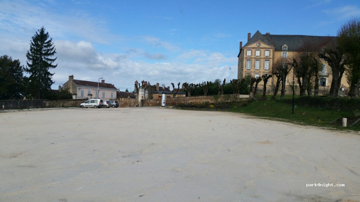 (89520) Saint-Sauveur-en-Puisaye - 2 Place du Chateau — foto 2