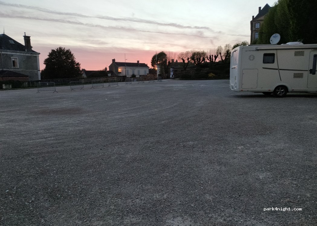 (89520) Saint-Sauveur-en-Puisaye - 2 Place du Chateau — foto 3