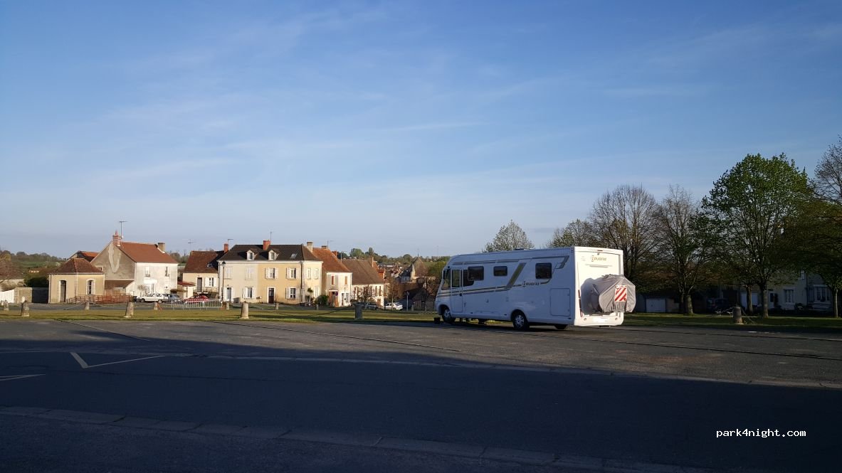 (36230) Neuvy-Saint-Sépulchre - 40 Place du Champ de Foire — foto