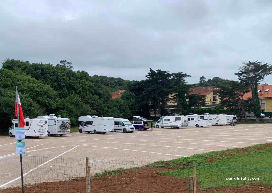 Área de autocaravanas Comillas-Ruiloba cogiendo aire — foto