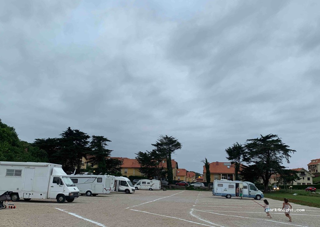 Área de autocaravanas Comillas-Ruiloba cogiendo aire — foto 2