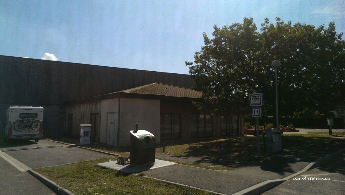 Aire de camping car POMEROL — foto