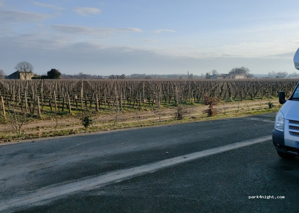 Aire de camping car POMEROL — foto 3