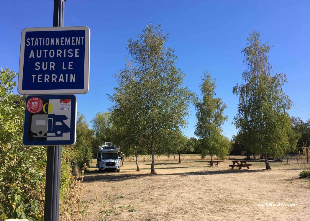(55250) Beaulieu-en-Argonne - 3 Place Centrale — foto