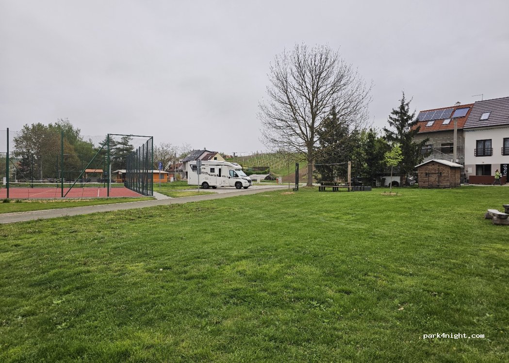 (696 12) Hovorany - 971 Na Benátkách — foto 2