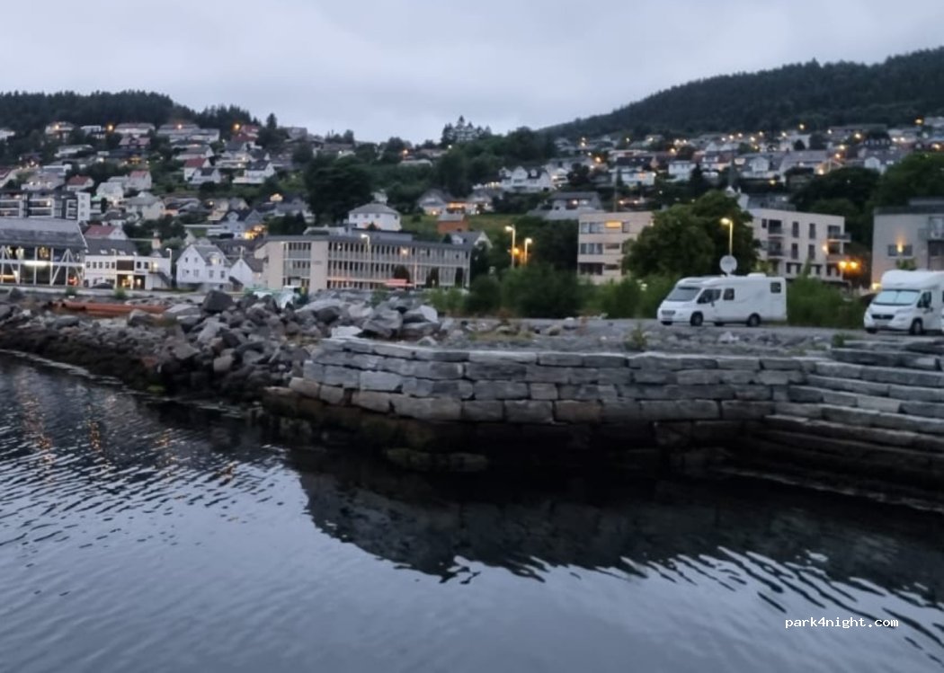 (6065) Ulsteinvik - 45 Sjøgata — foto