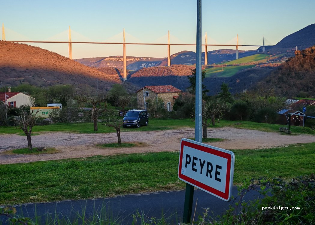 (12100) Comprégnac - Route de Thérondels — foto 3