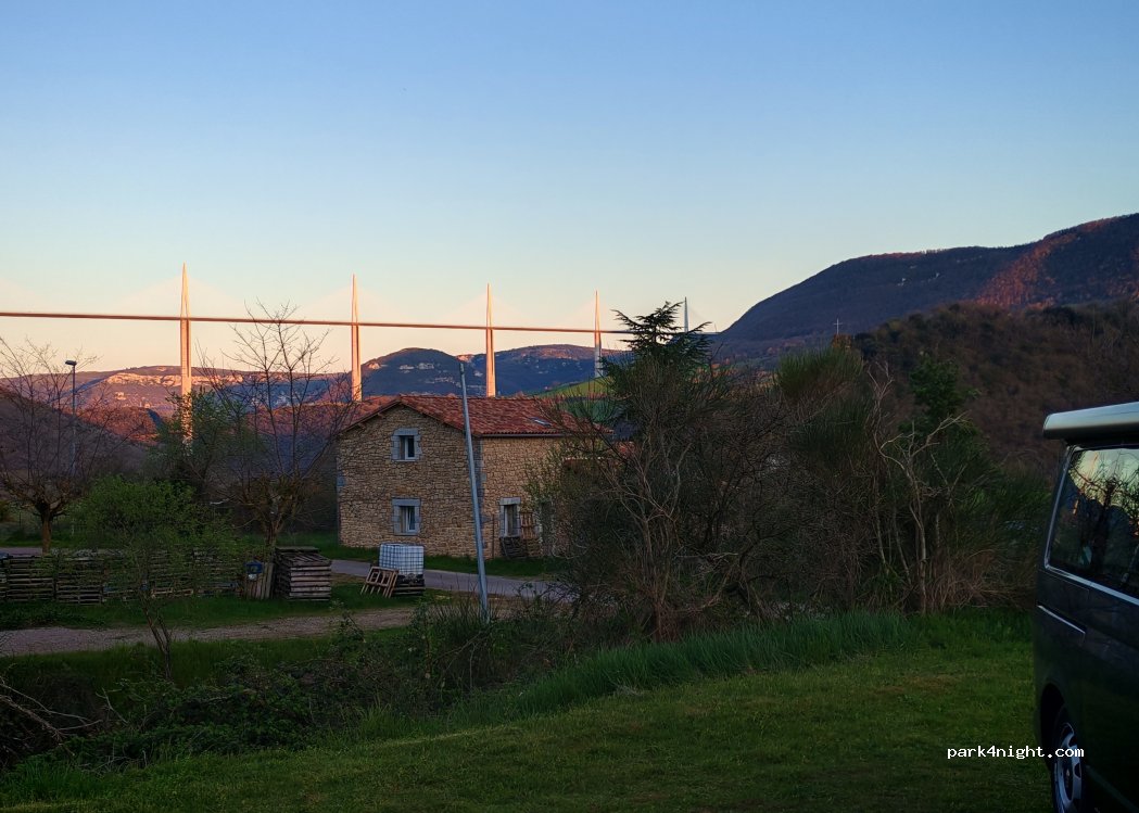 (12100) Comprégnac - Route de Thérondels — foto 4