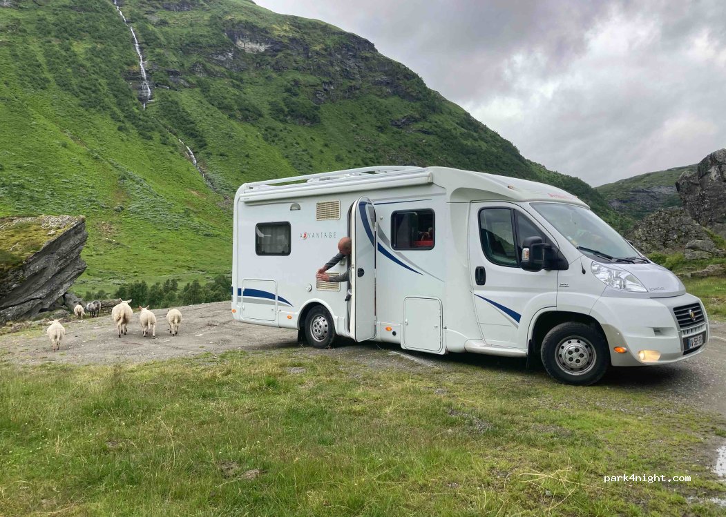 (5713) Myrkdalen - 996 Myrkdalsvegen — foto