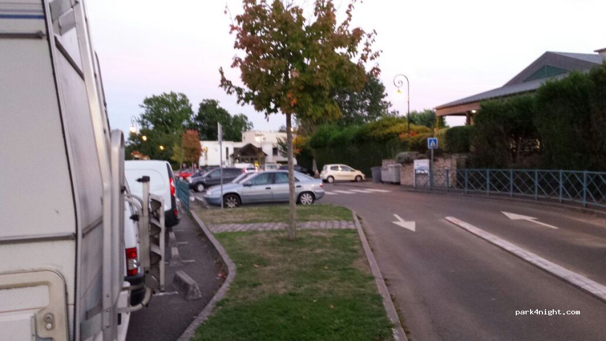 (78490) Montfort-l'Amaury - 13 Place de Nickenich — foto 3