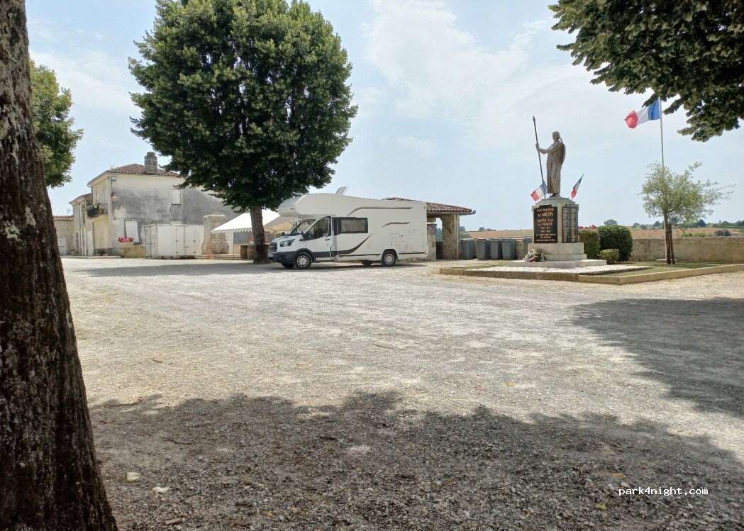 (47170) Mezin - 12 Place du Club — foto
