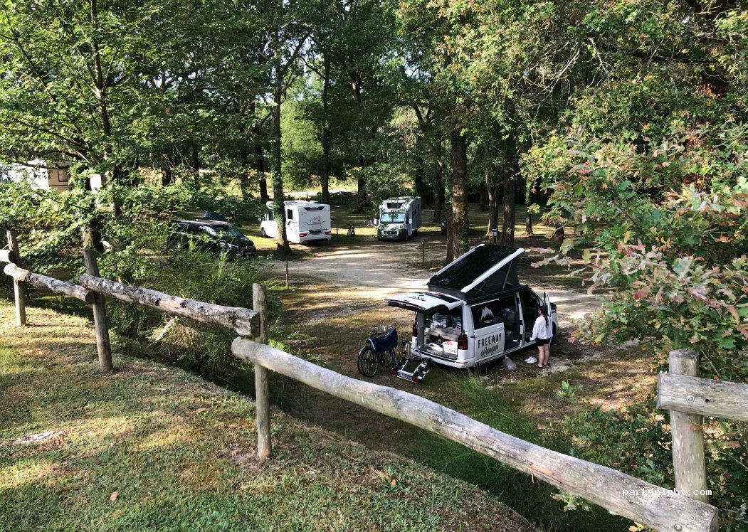 Aire de camping-car A l'ombre des chênes — foto