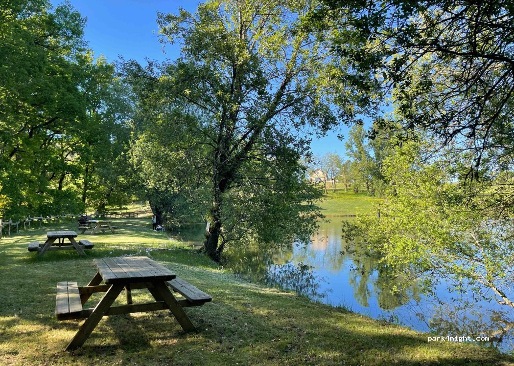 Aire de camping-car A l'ombre des chênes — foto 2