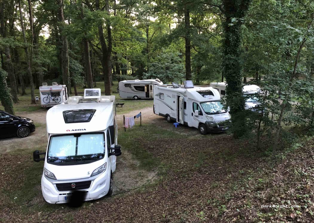 Aire de camping-car A l'ombre des chênes — foto 4