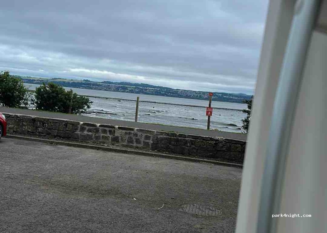 (KY12 8JT)  - Main Road — foto