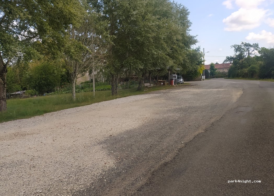 (16350) Chassiecq - 4 Route du Cimetiere — foto 2