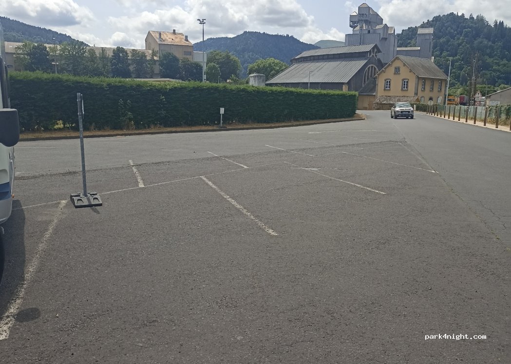 (15300) Murat - 5 Rue du Stade — foto 2