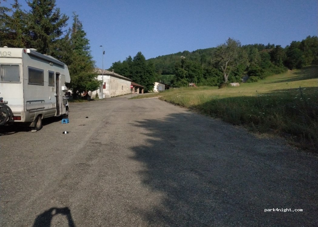 (43013) Cozzano - Unnamed Road — foto