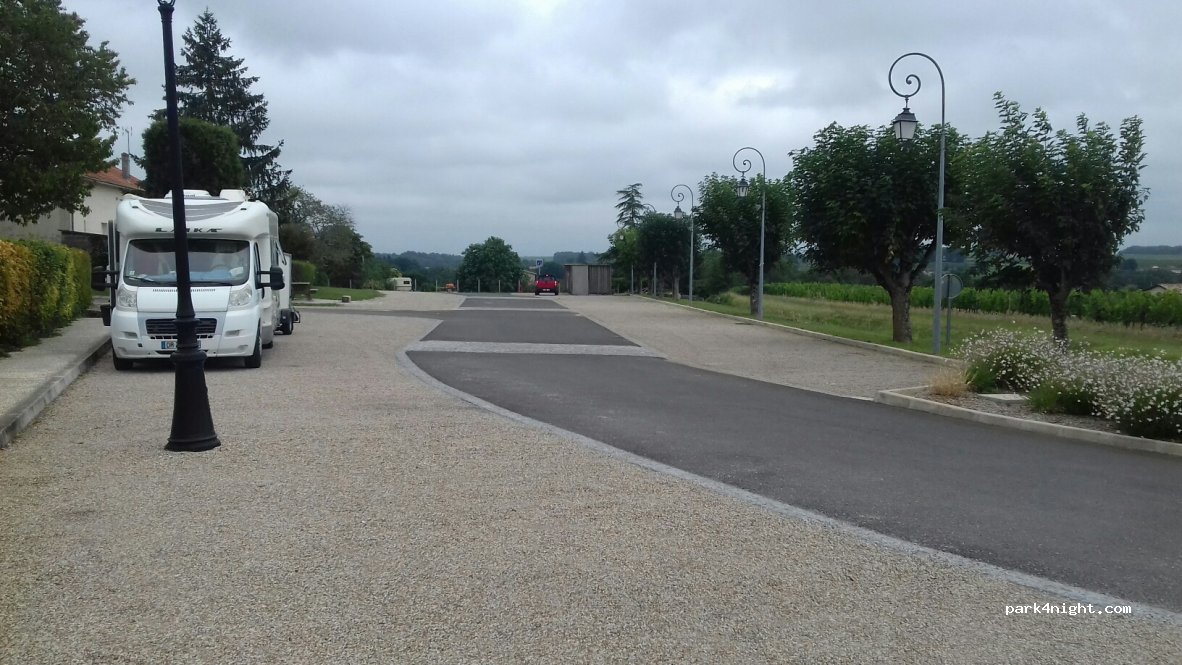 (33420) Grézillac - 130-131 Le Bourg — foto 2