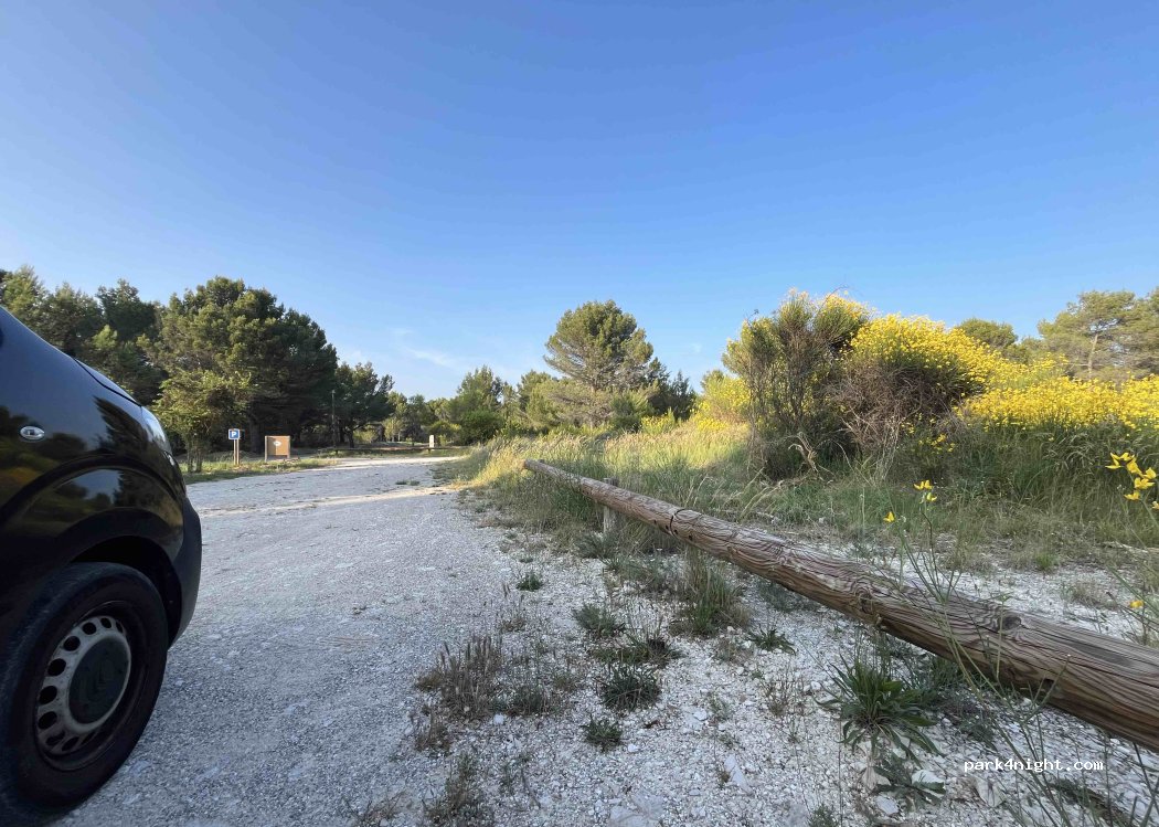 (84210) La Roque-sur-Pernes - Unnamed Road — foto