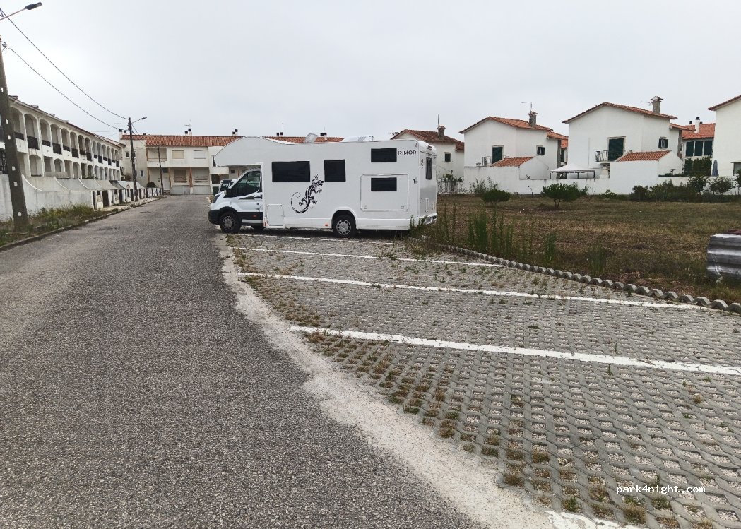 (2460) São Martinho do Porto - 122 Praceta José Mourão — foto