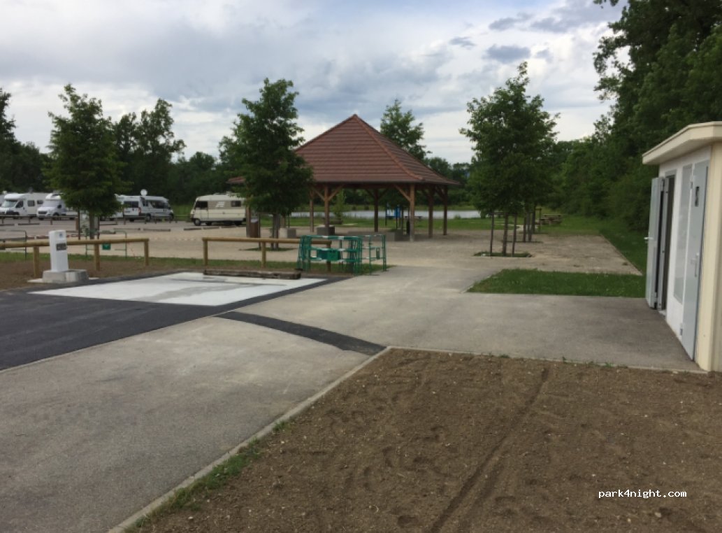 Aire de camping-cars Morestel — foto