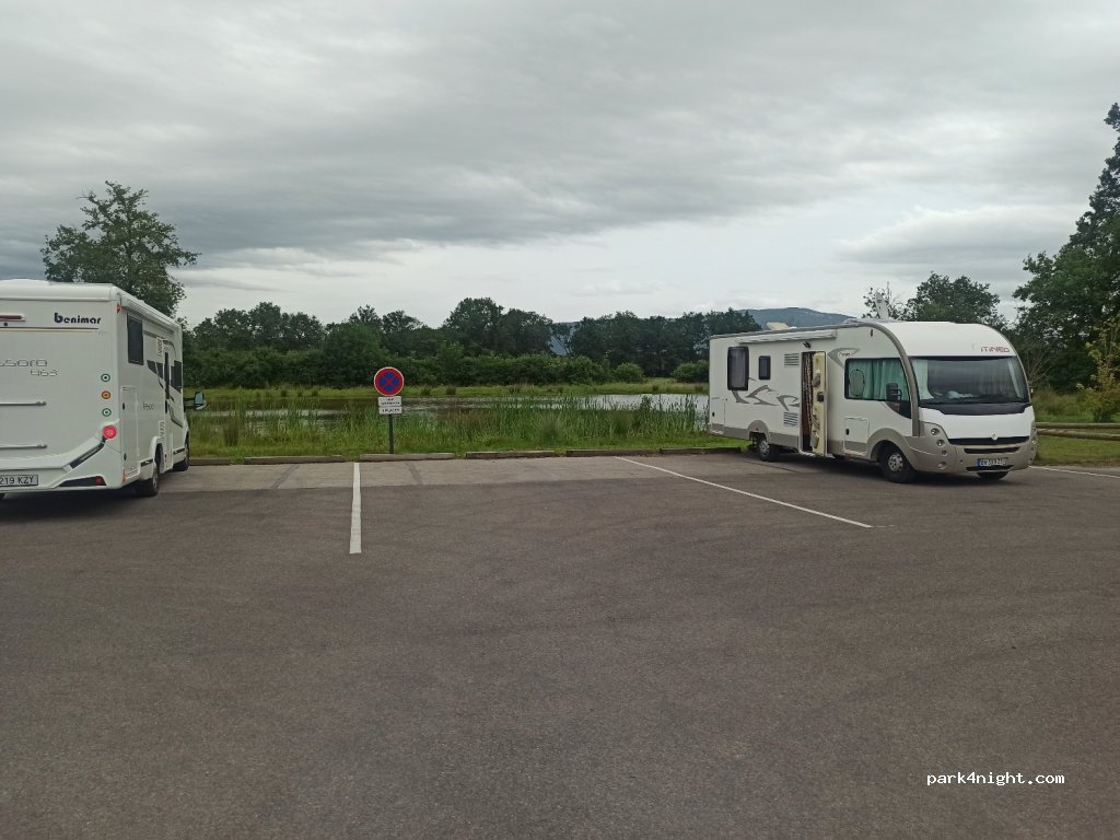 Aire de camping-cars Morestel — foto 2
