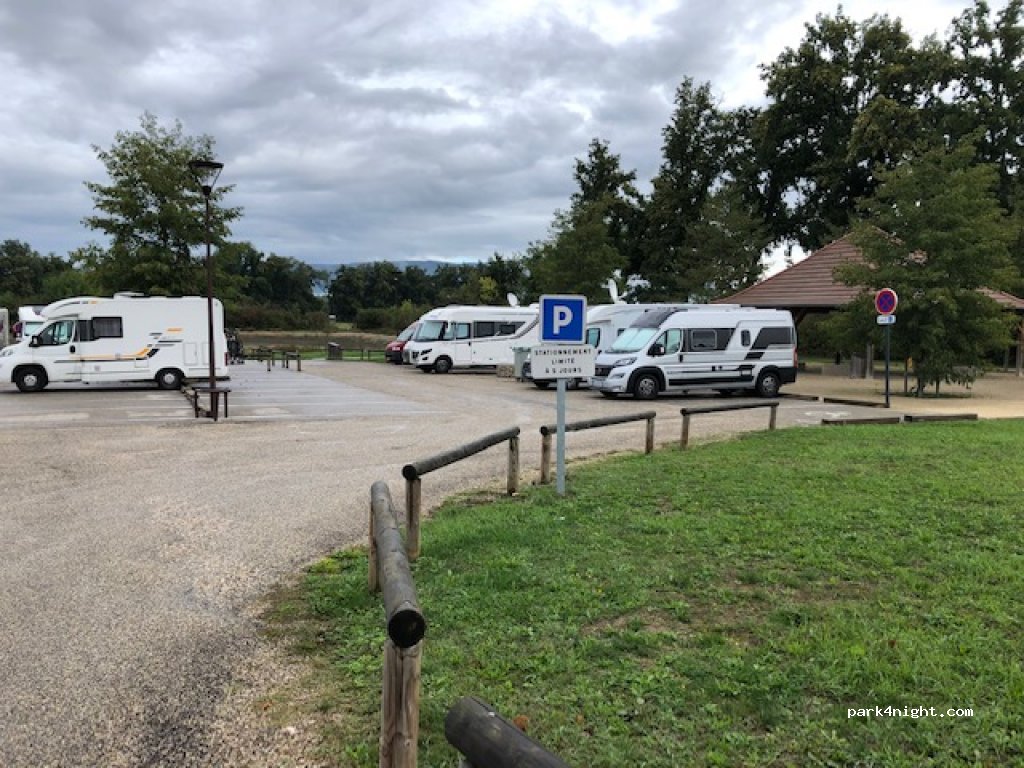 Aire de camping-cars Morestel — foto 3