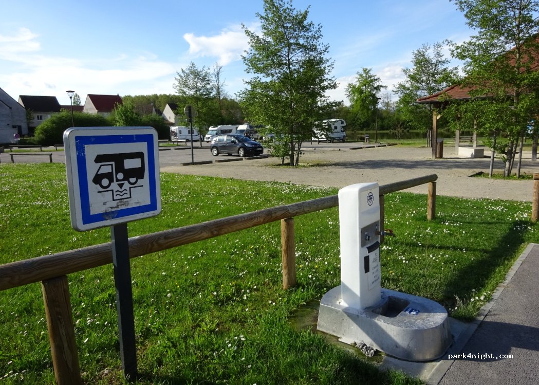 Aire de camping-cars Morestel — foto 4