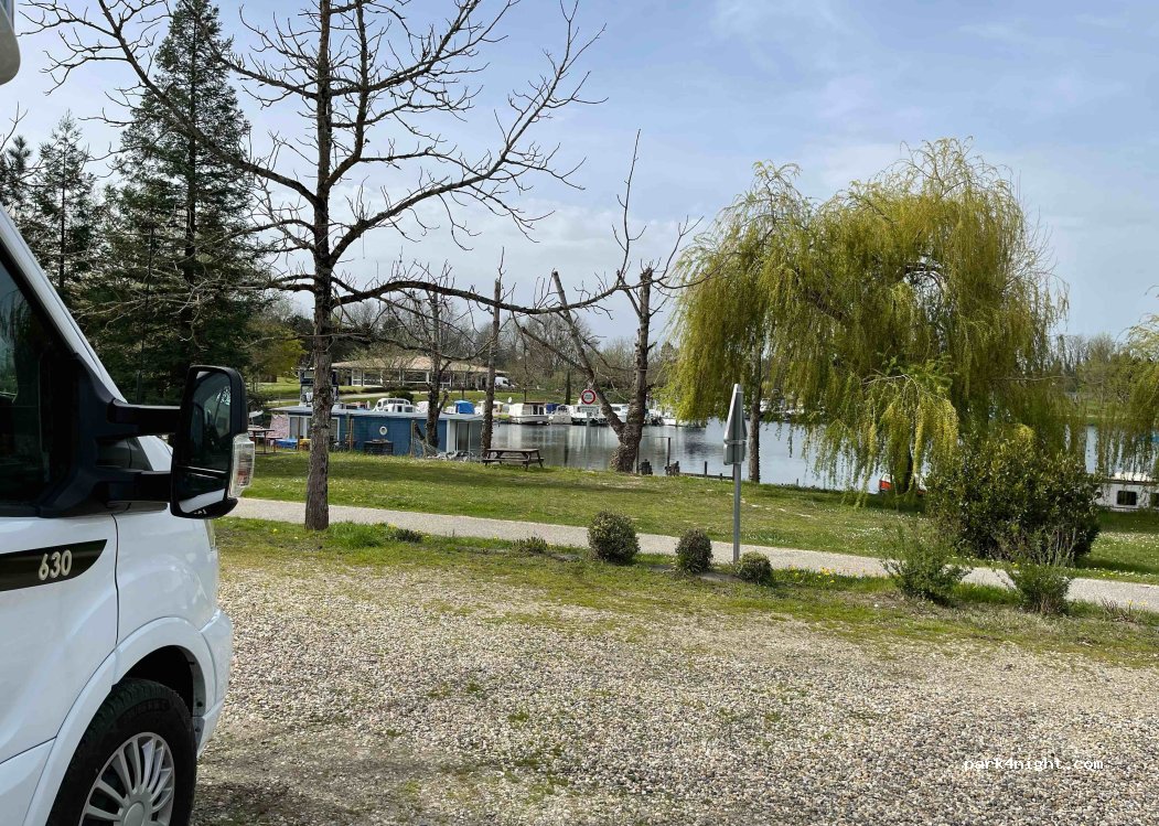 Aire de camping-cars de Fontet - AIREPARK — foto 3