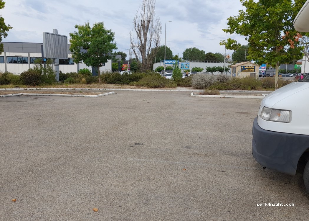 (13200) Arles - 17 Avenue du Maréchal Juin — foto 2