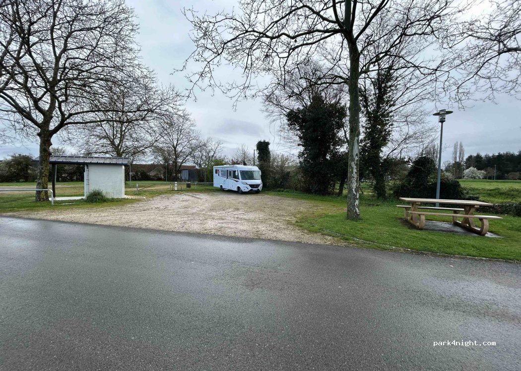 Aire de camping car de Levet — foto 2