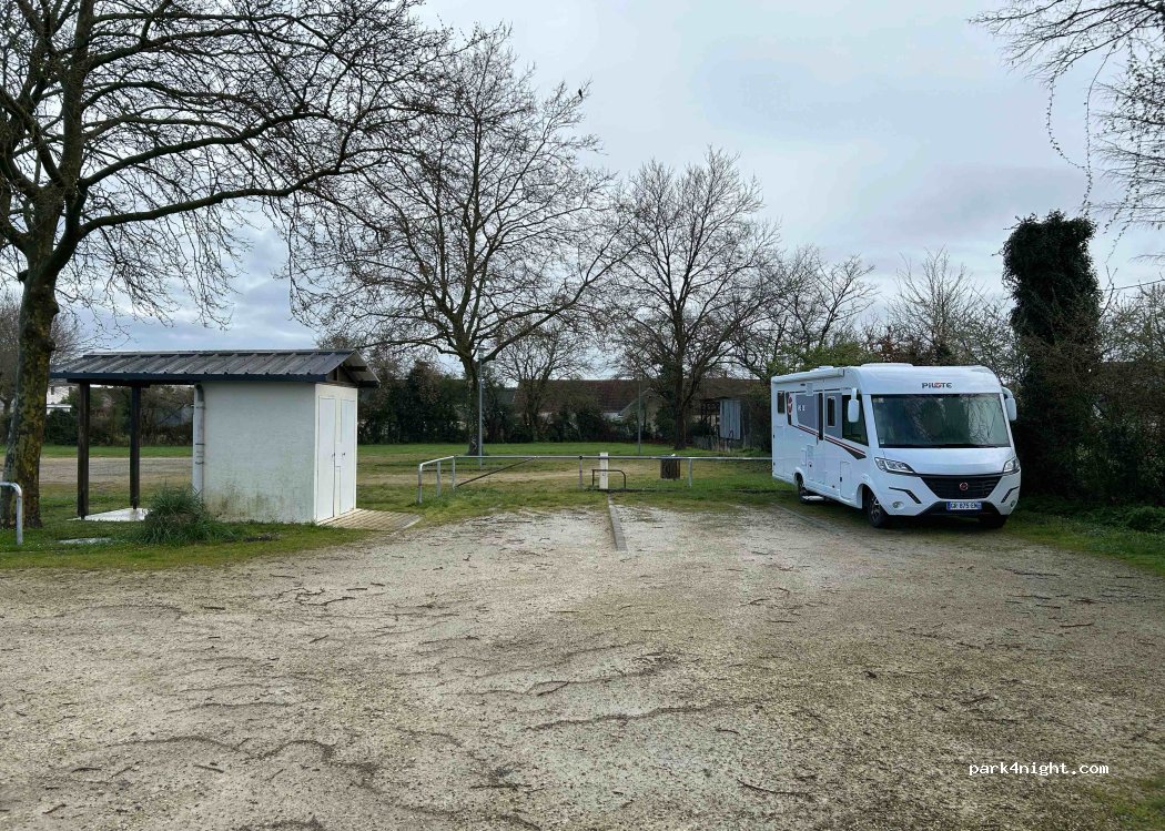 Aire de camping car de Levet — foto 3