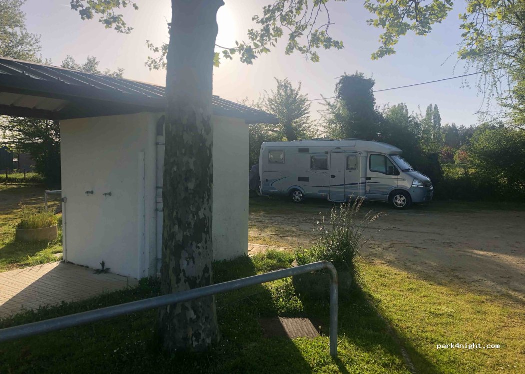 Aire de camping car de Levet — foto 4