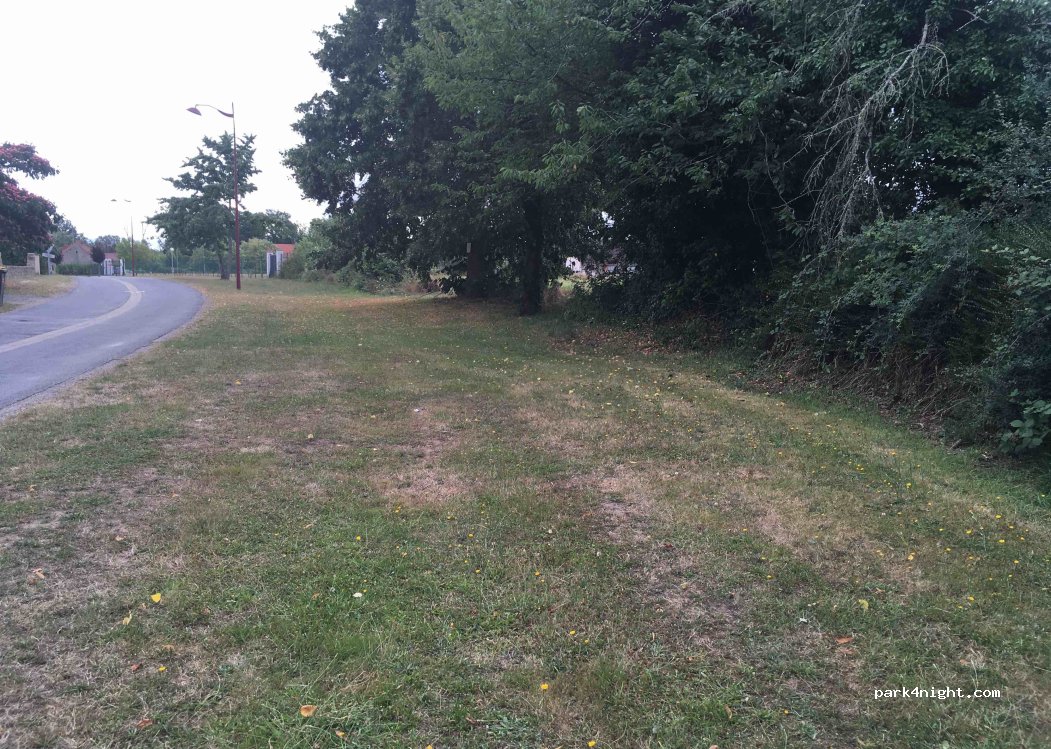 (03600) Malicorne - 2 Allée du Stade — foto