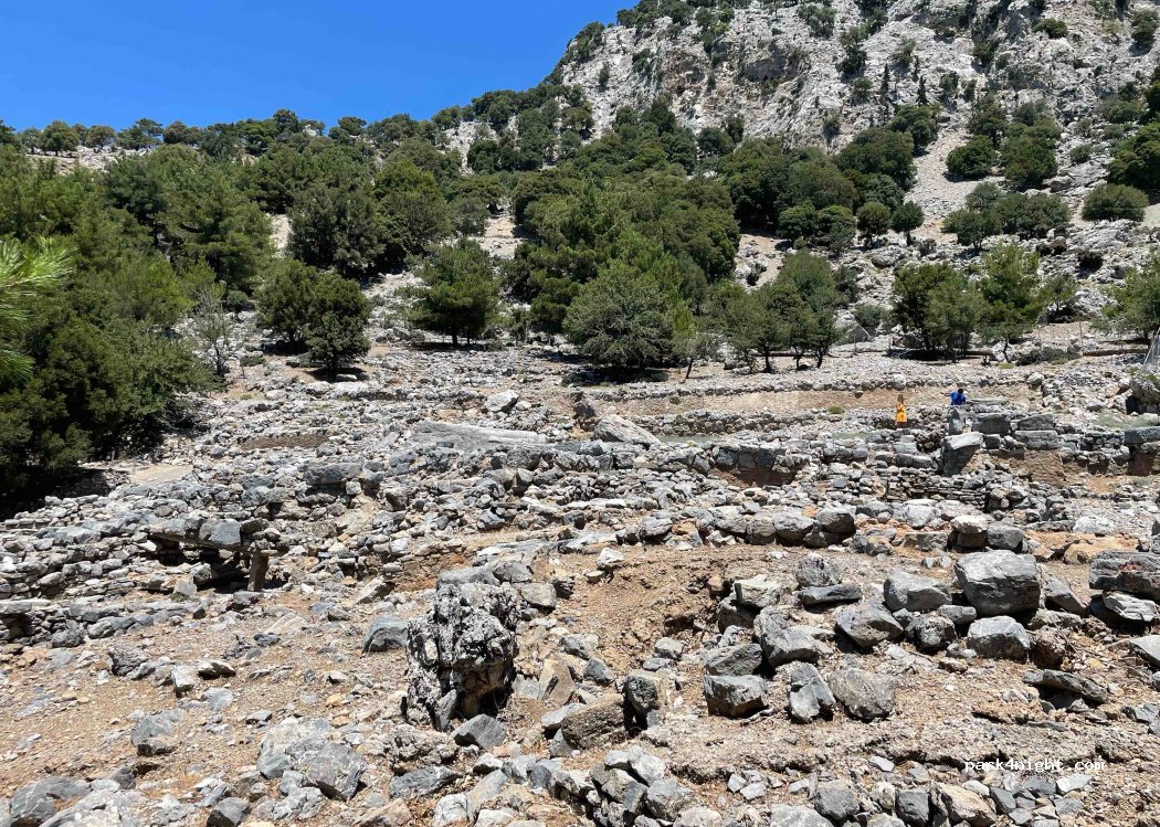 (700 04) Kato Simi - Unnamed Road — foto
