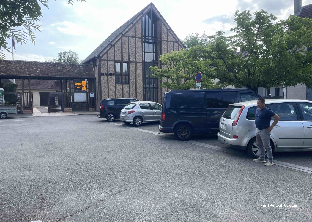 (18330) Neuvy-sur-Barangeon - 3 Place du 8 Mai — foto