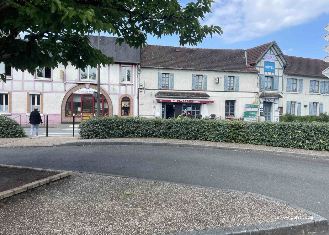 (18330) Neuvy-sur-Barangeon - 3 Place du 8 Mai — foto 2