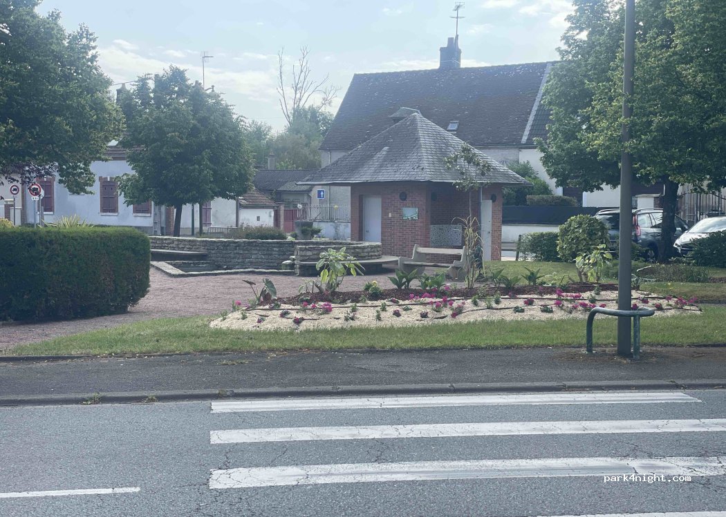 (18330) Neuvy-sur-Barangeon - 3 Place du 8 Mai — foto 3