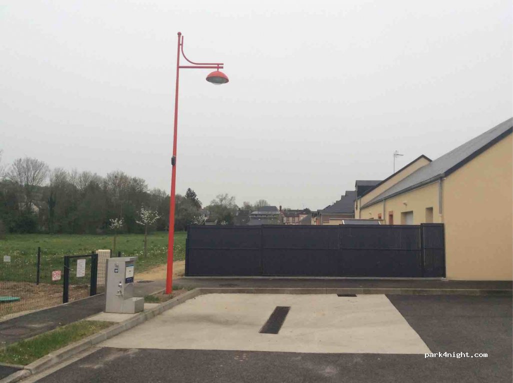 (61370) Sainte-Gauburge-Sainte-Colombe - Place de la Mairie — foto