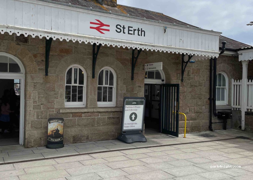 (TR27 6JW) St Erth - Station Approach — foto