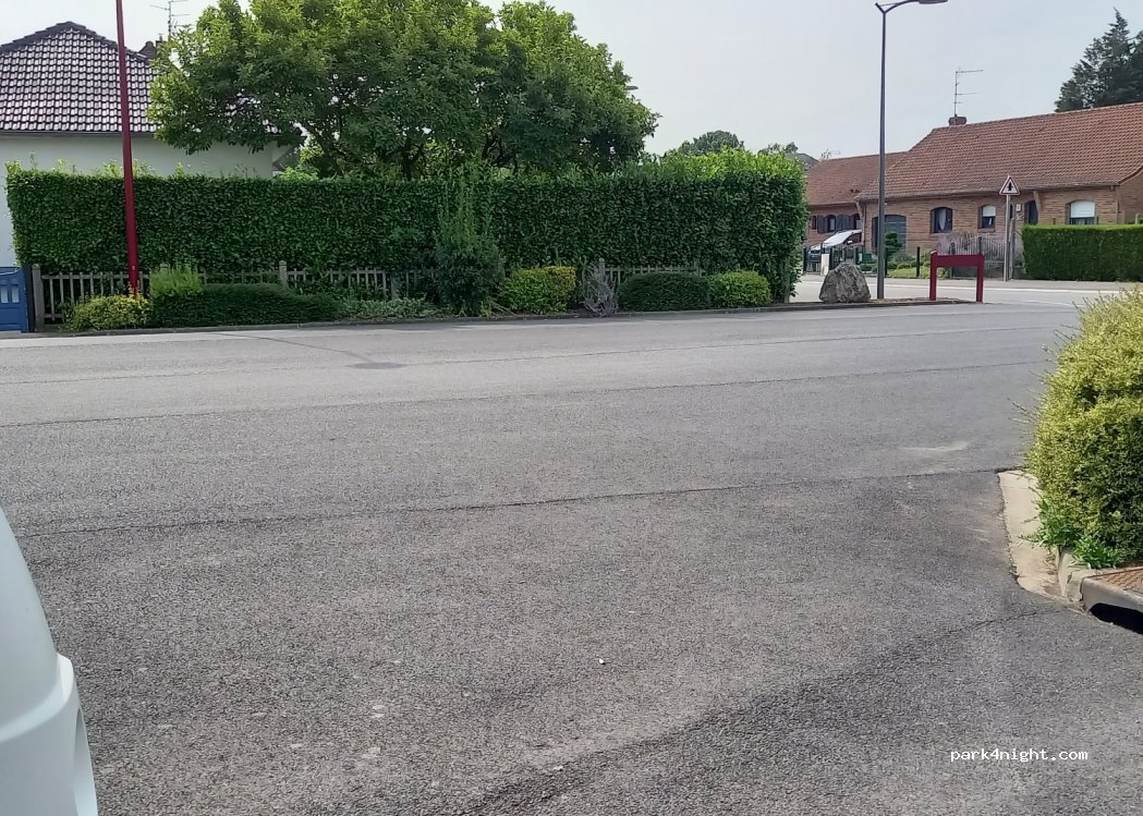 (59146) Pecquencourt - Place du Cimetière — foto 3